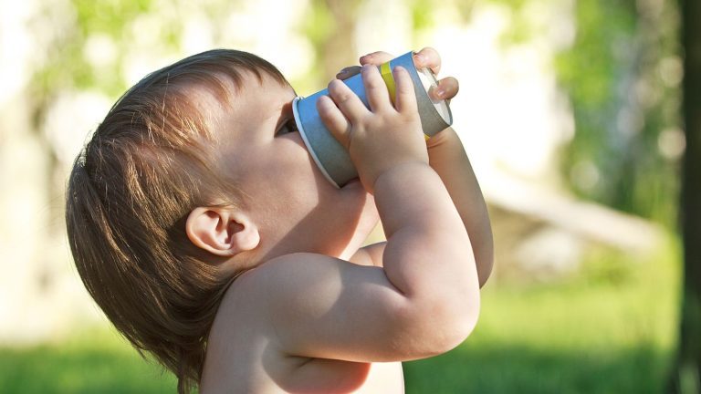 bébé en train de boir de l'eau