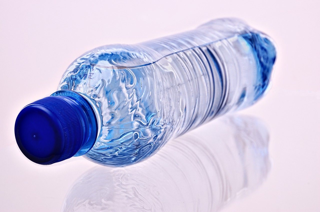 Eau minérale ou eau de source : quelle eau en bouteille choisir ?