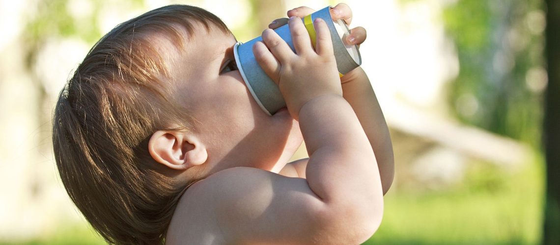 bébé en train de boir de l'eau