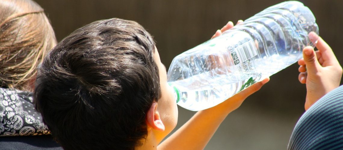 boy-drinking-from-bottle-738210_1280